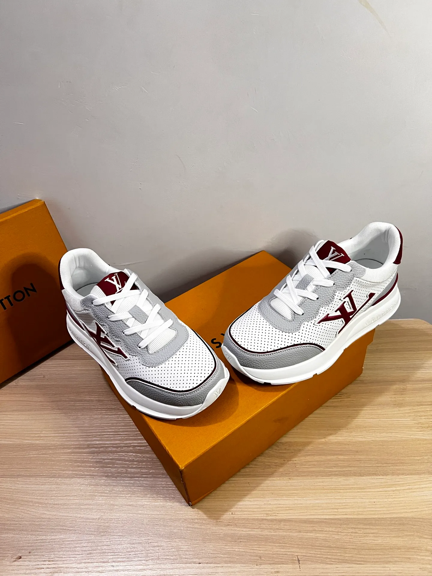 Factory price: 438💰LV men's classic casual sneakers. This sneaker is made of soft cow leather and has a classic logo. The classic logo shapes the elegant upper. The thick yet lightweight rubber outsole is embossed with the Louis Vuitton logo. The padded insole and technical lining once again upgrade the comfort experience. The calfskin lining imported from Italy is high-end and comfortable, and the original outsole is light and wear-resistant! Purely handmade, details determine quality! Size: 38-45, customized 45